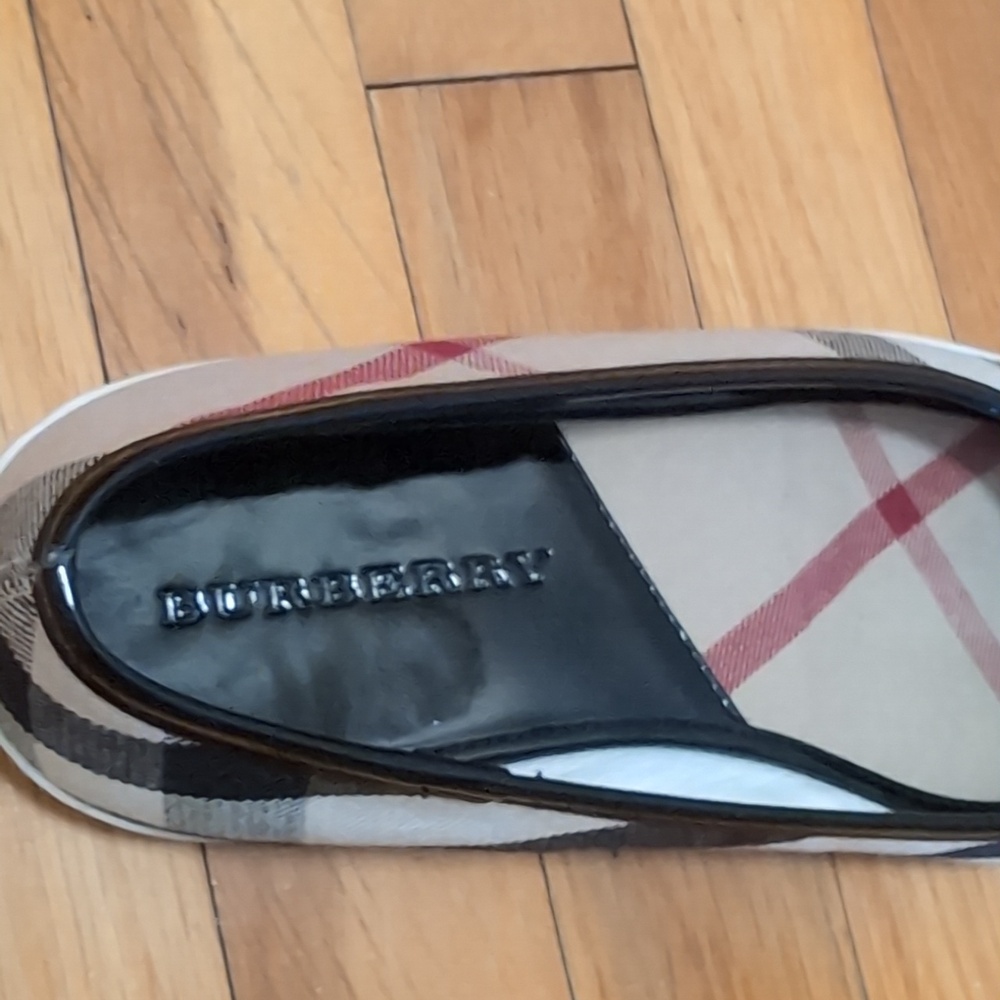 Burberry Nova check Canvas Flats with Black Patent Leather Cap Toe - Picture 3 of 13